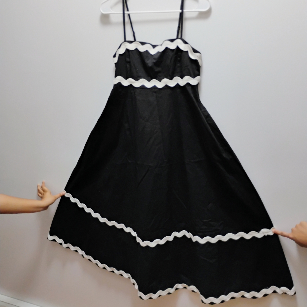 Elegant Black and White Wedding Dress